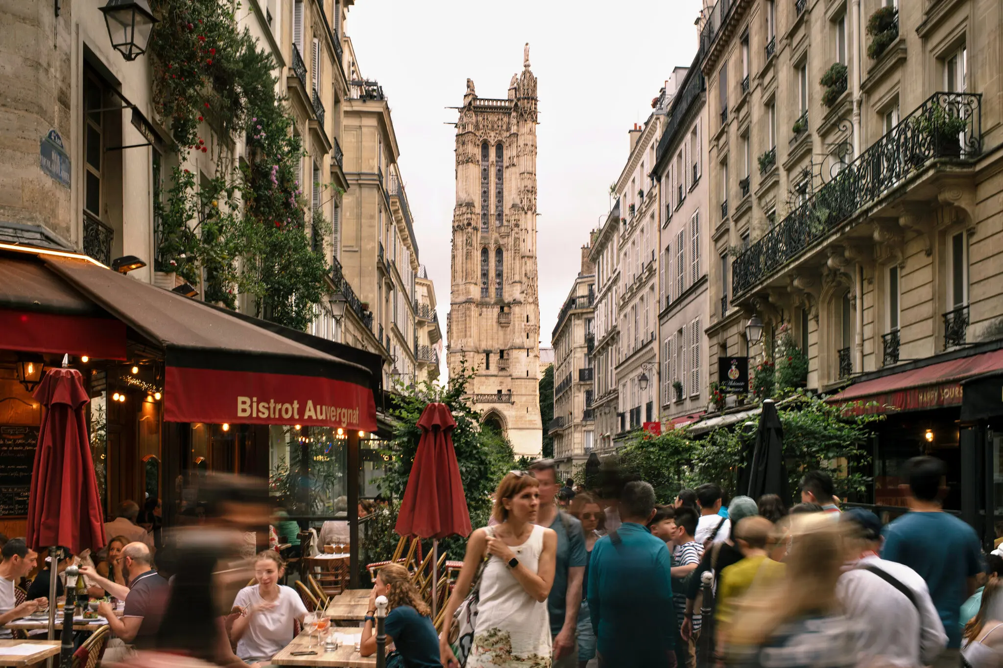 Вежа Святого Жака XVI століття — це все, що залишилося від церкви Святого Жака де ла Бушері, яку революціонери зробили національним надбанням у 1790 році.